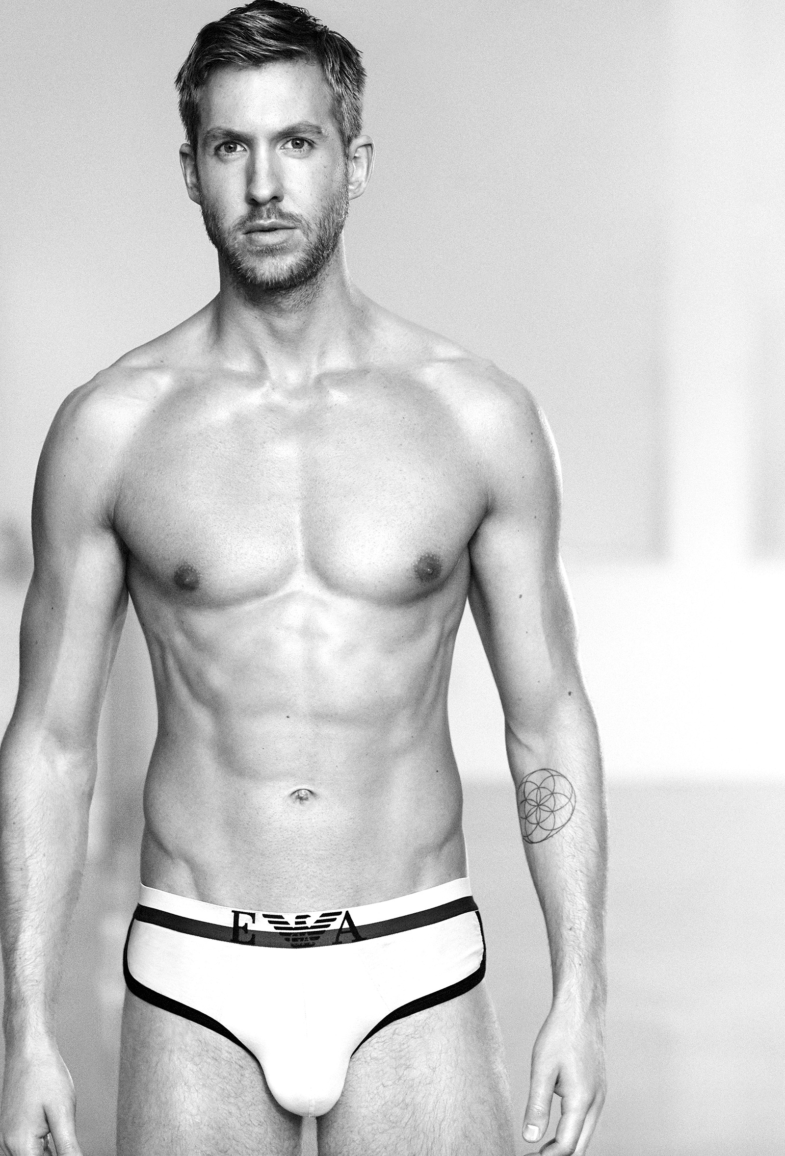 Calvin Harris posa semi-desnudo en la nueva campaña de Emporio Armani