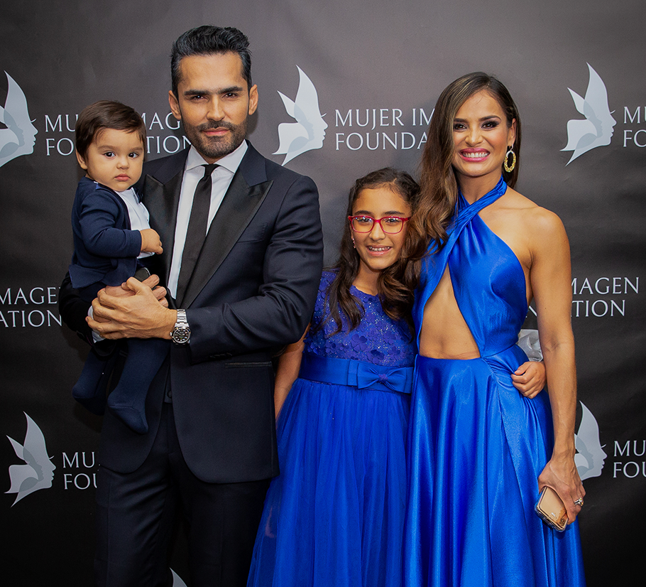 Fabian Rios, Yuly Ferreira y familia durante los Premios Mujer Imagen 2019. Fotografía por Camilo Zack.