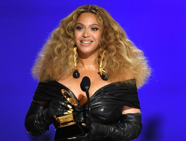 Beyoncé recibe el Grammy por Black Parade
