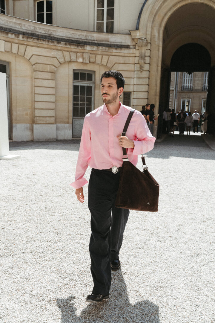 Sebastián Yatra asistió como invitado al desfile de Dior Men Primavera/Verano 2027 durante la Paris Fashion Week