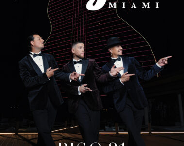 Piso 21 posa en Miami durante una sesión editorial para Imagen Miami, reflejando casi dos décadas de amistad y trayectoria musical.