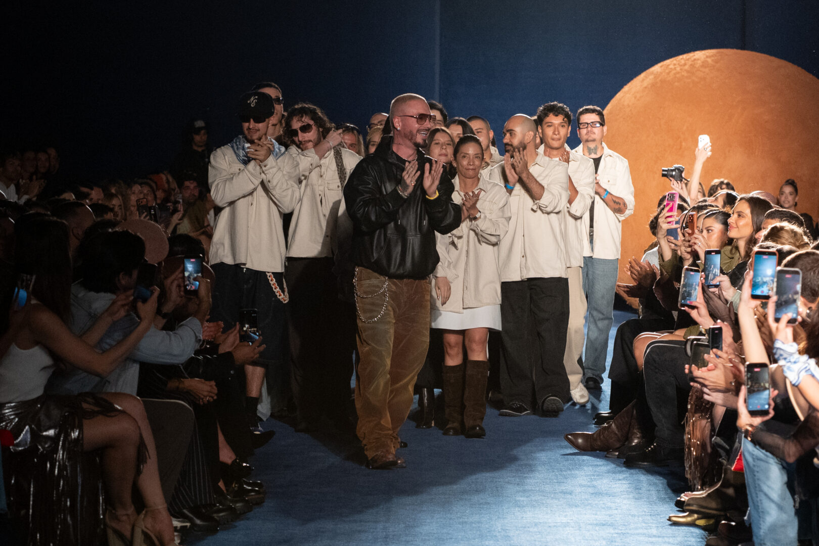 J Balvin saluda al público al cierre de la pasarela Artisan Gang in The City en Colombiamoda 2026