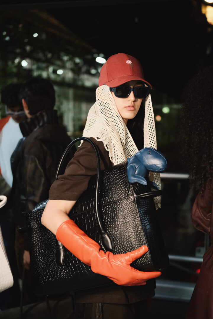 Modelos desfilan con gorras y pañoletas durante la pasarela Artisan Gang in The City de J Balvin y Velez en Colombiamoda 2026